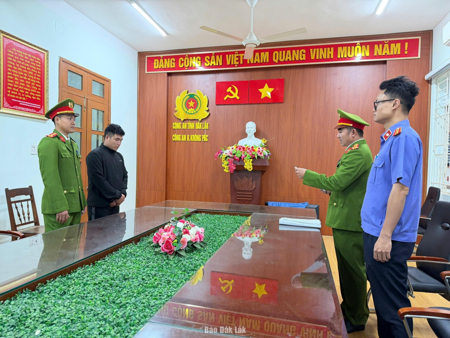 Bắt tạm giam đối tượng dùng đũa hành hung tài xế taxi