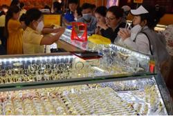 Giá vàng hôm nay 6-1: Tiếp tục tăng mạnh