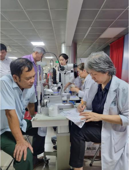 Nỗi lo “bác sĩ ảo”