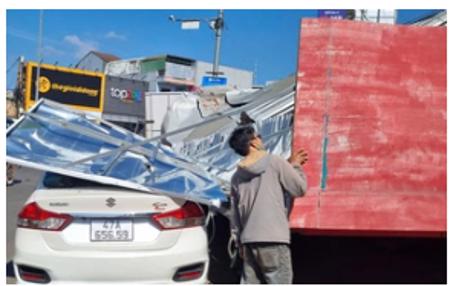 Đắk Lắk: Sập biển quảng cáo, 1 phụ nữ bị thương nặng