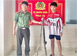 Một học sinh lớp 9 tới công an giao nộp 2 khẩu súng