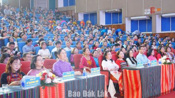 Rực rỡ sắc màu văn hóa trong Đêm hội Áo dài và trang phục dân tộc