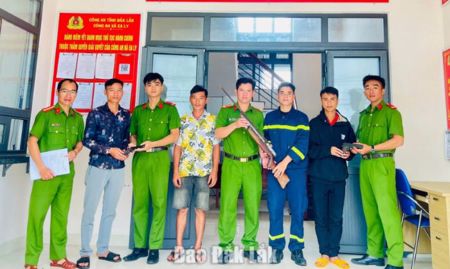 Chiến sĩ công an vận động 3 người dân giao nộp nhiều vũ khí nguy hiểm