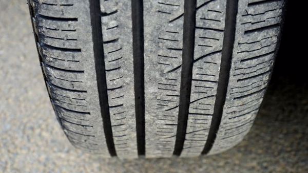 Lốp ô tô sử dụng nhiều năm nhưng còn nhiều gai có cần thay?