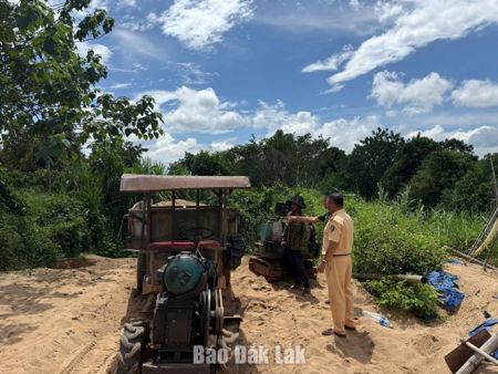 Phát hiện, lập biên bản 1 trường hợp khai thác cát trái phép
