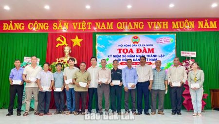 Xã Ea Nuôl tuyên dương 13 hộ nông dân sản xuất, kinh doanh tiêu biểu