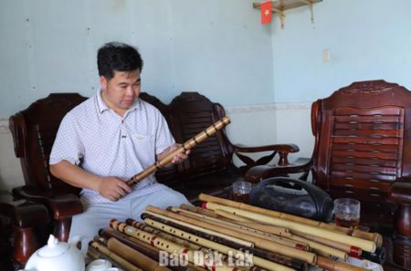 Hoàng Văn Bảo lan tỏa tình yêu với nhạc cụ dân tộc
