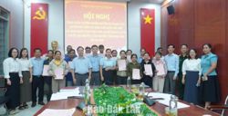 Xã Ea Kar trao giấy chứng nhận quyền sử dụng đất cho 15 hộ đồng bào dân tộc thiểu số