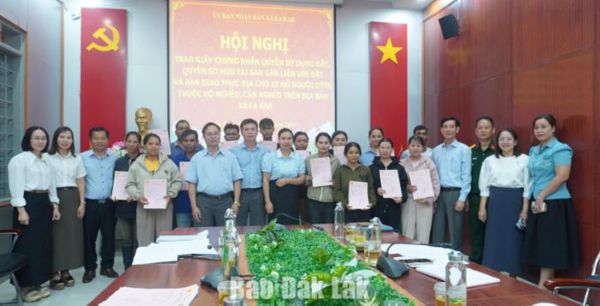 Xã Ea Kar trao giấy chứng nhận quyền sử dụng đất cho 15 hộ đồng bào dân tộc thiểu số