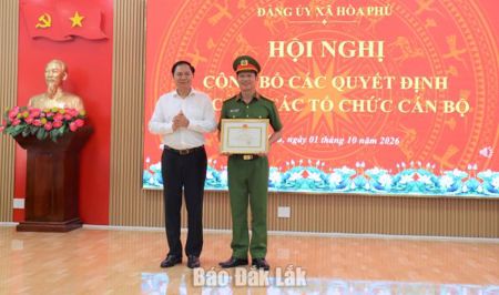 Khen thưởng đột xuất Công an xã Hòa Phú trong công tác bảo đảm an ninh, trật tự