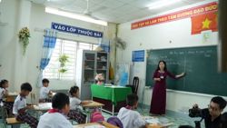 Hàng chục nghìn hiệu trưởng, hiệu phó chuyển sang đứng lớp, nhiều nơi vẫn thiếu giáo viên