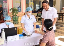 Phó Chủ tịch UBND tỉnh Y Nhuân Byă kiểm tra công tác khám sức khỏe toàn dân tại xã Ea Phê