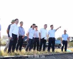 Chủ tịch UBND tỉnh thị sát Hồ thủy lợi Ea Tam và hạ tầng phụ cận