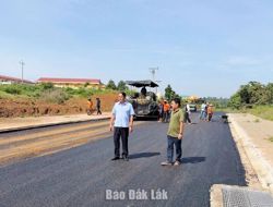 Phó Chủ tịch UBND tỉnh Y Nhuân Byă kiểm tra tiến độ 2 dự án giao thông
