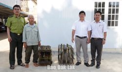 Xã Dliê Ya phối hợp thả 2 cá thể khỉ vàng về rừng tự nhiên 
