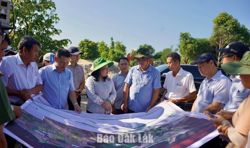 Phó Bí thư Thường trực Tỉnh ủy Cao Thị Hòa An khảo sát thực tế một số công trình giao thông phía Đông tỉnh