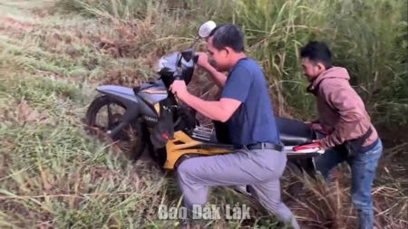 Một quân nhân kịp thời cứu giúp hai vợ chồng gặp nạn trên đường biên giới