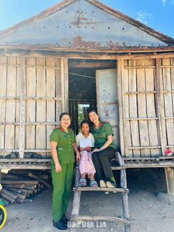 Nữ trung tá công an và vòng tay “mẹ đỡ đầu”