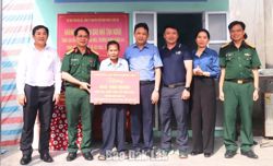 Trao nhà Tình nghĩa cho gia đình chính sách ở Tây Hòa