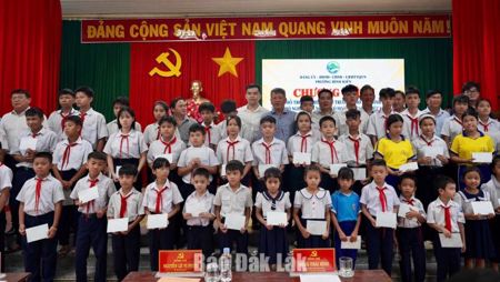 Phường Bình Kiến: Tiếp sức học sinh nghèo vững bước đến trường