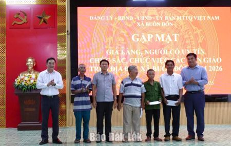 Xã Buôn Đôn gặp mặt già làng, người có uy tín