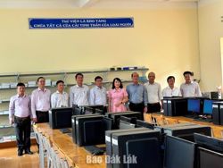 Trao tặng 32 bộ máy tính cho trường học vùng khó khăn