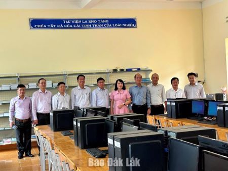 Trao tặng 32 bộ máy tính cho trường học vùng khó khăn