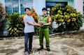 Người dân xã Vân Hòa giao nộp cá thể tê tê vàng
