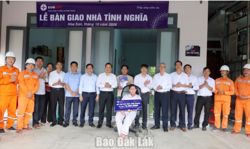 Điện lực Đắk Lắk trao nhà tình nghĩa cho thân nhân liệt sĩ