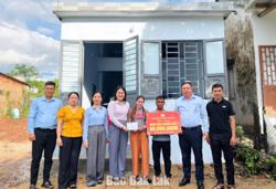 Xã Sơn Hòa bàn giao nhà Đại đoàn kết cho 2 hộ nghèo
