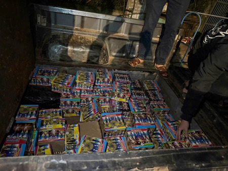 Phát hiện gần 200 kg pháo lậu trong ngăn xe bí mật