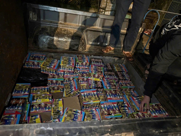 Phát hiện gần 200 kg pháo lậu trong ngăn xe bí mật