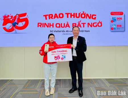 Viettel Đắk Lắk trao thưởng chương trình “Lướt 5G rinh quà bất ngờ”