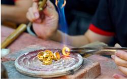 Giá vàng hôm nay 2-2 tiếp tục lao dốc khi mở cửa tuần mới, bạc tăng trở lại