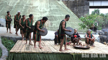 Để bản sắc dân tộc luôn là dòng chảy trong đời sống trẻ
