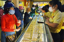 Giá vàng hôm nay 26-2: Vàng thế giới biến động mạnh