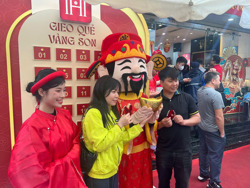 Ngày Vía Thần tài, vàng mini hút khách