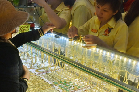 Giá vàng hôm nay 27-2 tiếp tục sụt giảm