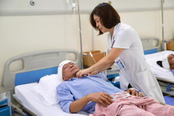 Đừng trì hoãn khám, chữa bệnh dịp cận Tết