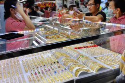 Giá vàng hôm nay 3-2: Tiếp tục lao xuống