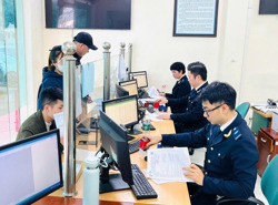 Hàng hóa ùn tắc nhanh chóng thông quan