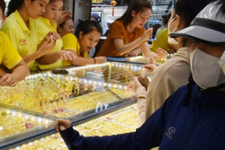 Giá vàng hôm nay 6-2: Sụt giảm mạnh