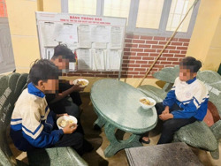 Ba thiếu niên trên một xe máy, không đội mũ bảo hiểm, bỏ nhà đi 250 km