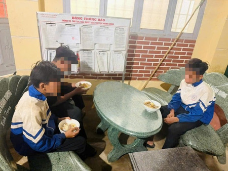 Ba thiếu niên trên một xe máy, không đội mũ bảo hiểm, bỏ nhà đi 250 km