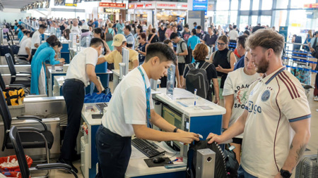 Giá vé máy bay trước áp lực nhiên liệu: Không dồn hết gánh nặng lên hành khách
