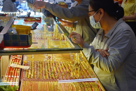 Giá vàng hôm nay 13-3: Vàng thế giới giảm sâu 112 USD