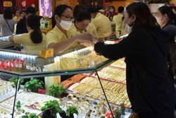 Giá vàng hôm nay, 14-3: Tiếp tục sụt giảm