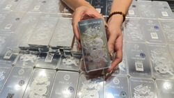 Giá bạc hôm nay 16-3: Giảm nhanh hơn thế giới, người mua bạc lại "méo mặt"