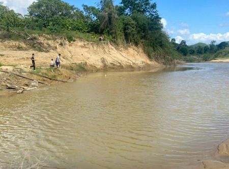 Không cứu được bạn đuối nước, nhóm học sinh quay về báo với thầy cô