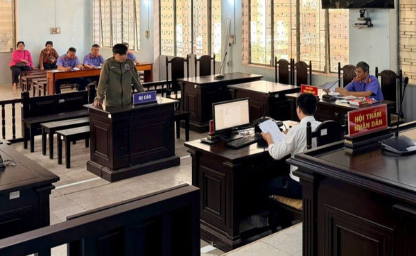 Cầm cố điện thoại rồi xúi giục một thiếu niên đi cướp lại